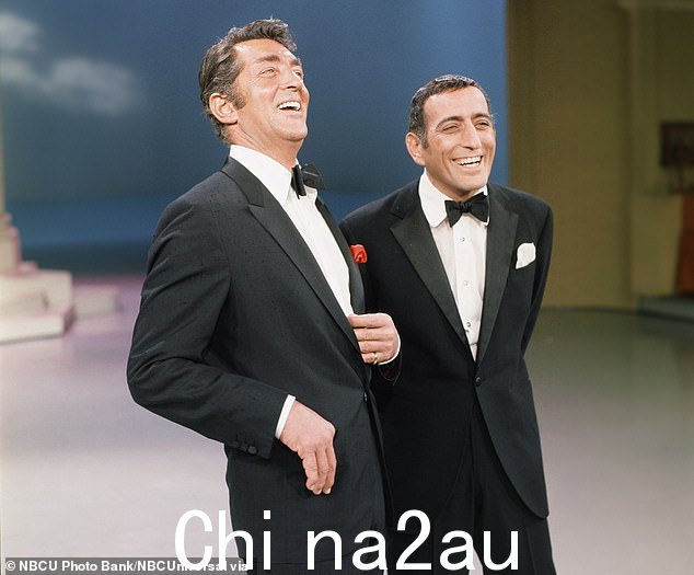 迪恩·马丁(左)与歌手托尼·贝内特一起出现在大约 1965 年的马丁节目中