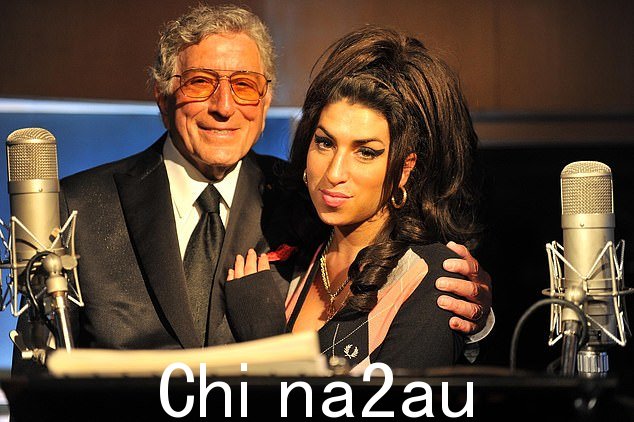 1994 年与 MTV 的现场演出带来了他职业生涯中最畅销的专辑之一, MTV Unplugged,随后与 Amy Winehouse、Sting、Queen Latifah 和 Elvis Costello 等所有人进行二重唱