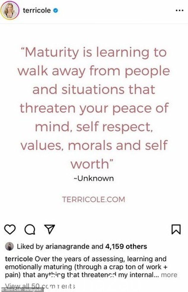这位明星喜欢来自心理治疗师 Terri Cole 的 Instagram 帐户的帖子,其中包括 1 月份发布的一条内容:“我再也不会与我害怕的人建立关系。”