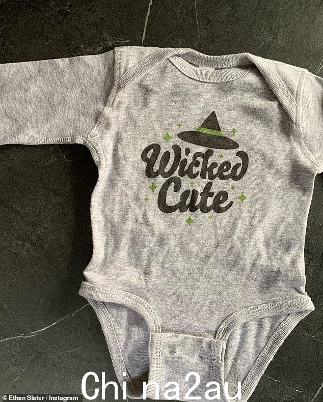 成长中的家庭:据信莉莉有于 2022 年末出生。EThan 还分享了一张“Wicked Cute”婴儿连体衣的照片
