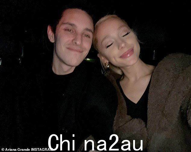 'Dalton 非常虔诚,并致力于使其发挥作用,但 Ariana 已经继续前进':Ariana Grande 的 est根据《人物》杂志的最新报道,丈夫想让这一切顺利进行,但她在与《魔法坏女巫》联合主演伊森·斯莱特的新恋情中“继续前进”。”class=