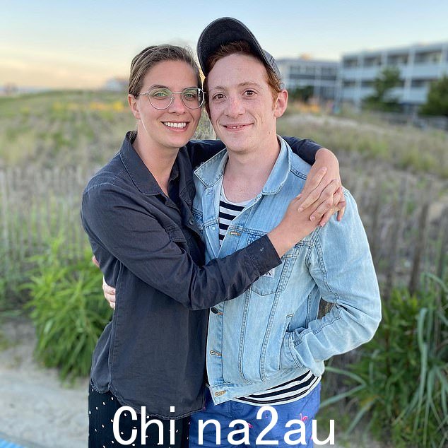 撕裂:伊森·斯莱特的妻子莉莉·杰伊对他的关系“完全措手不及”根据第六版周五的报道,他们在几个月后与爱莉安娜·格兰德一起迎来了孩子