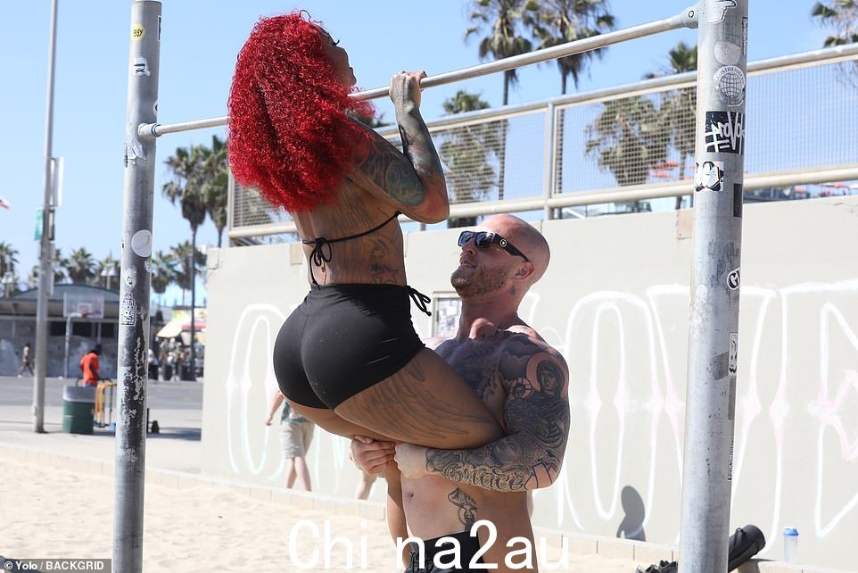 燃烧一些卡路里:他们还花了一些时间进行引体向上锻炼