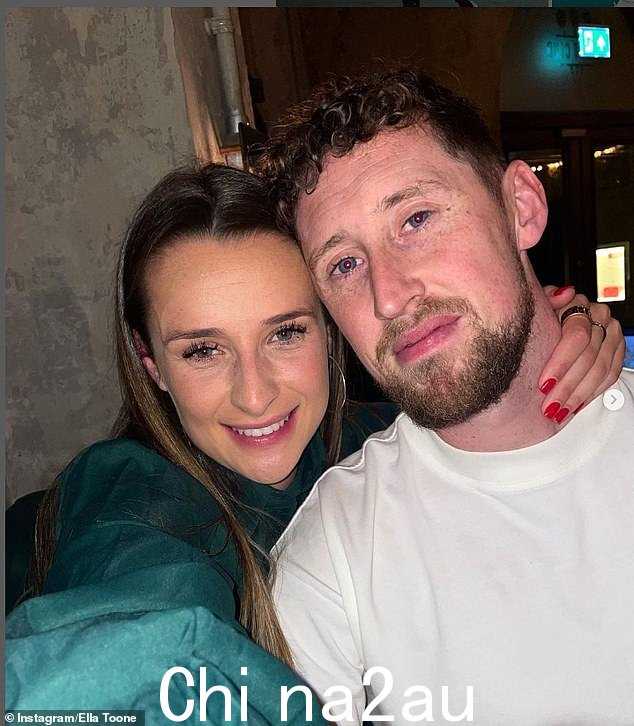 Ella Toone 正在约会 Joe Bunney,一位非联赛足球运动员,是她的“最大啦啦队长”,去年有报道称