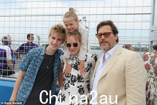 有史以来最长的名字:Levon Thurman-Hawke、Uma Thurman、Rosalind Arusha Arkadina Alt alune Florence (Luna) Thurman-Busson 和 Arpad Busson(从左到右摄于 2018 年电动方程式锦标赛)