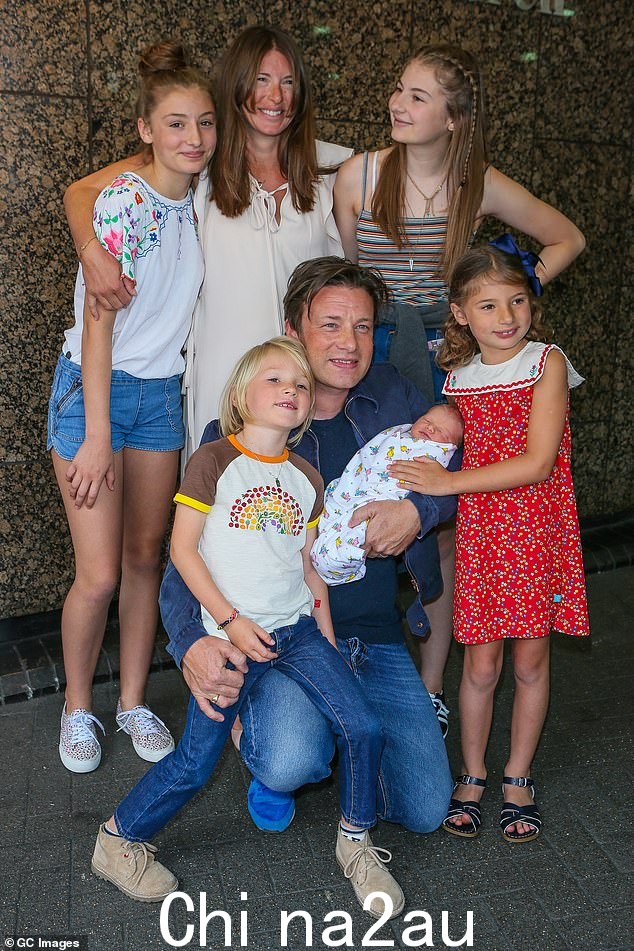 全部:杰米·奥利弗 (Jamie Oliver) 与妻子乔尔斯·奥利弗 (Jools Oliver) 和孩子们合影 Poppy Honey Rosie , Daisy Boo Pamela、Petal Blossom Rainbow、Buddy Bear Maurice 和 River Rocket 一家人于 2016 年在伦敦名人观光活动中合影
