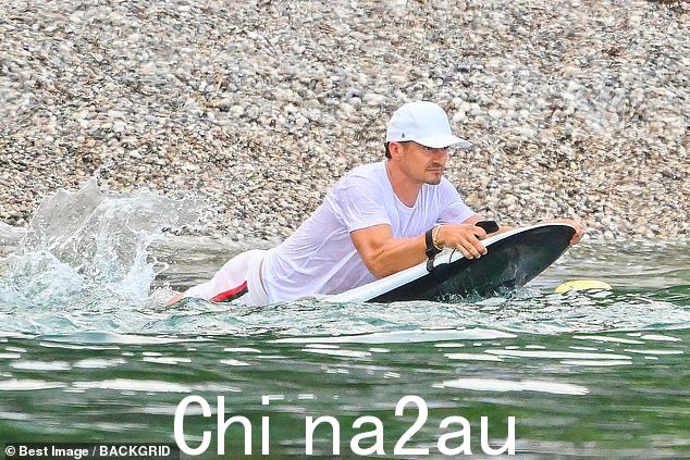 低调:穿着全白身穿沙滩装,奥兰多划入海中纳凉