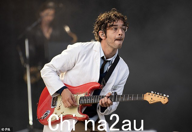 这位 34 岁的男子周五在 Good Vibes Festival 上发表了关于同性恋的演讲,同性恋在马来西亚是非法的,并亲吻了贝斯手 Ross MacDonald