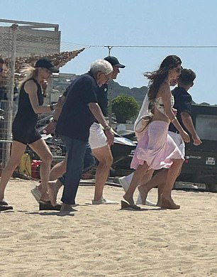 Sun-kissed:这位美国女演员打造出舒适但非常别致的造型海滩,并给自己多穿了一双高耸的坡跟鞋