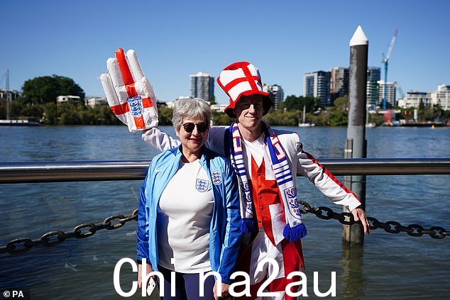 英国高级专员 Vicki Treadell(左)与2023 年 FIFA 女足世界杯 D 组比赛前的英格兰球迷