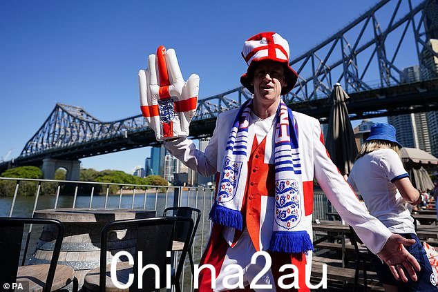 一名英格兰球迷在布里斯班郎公园比赛前在故事桥旁摆姿势