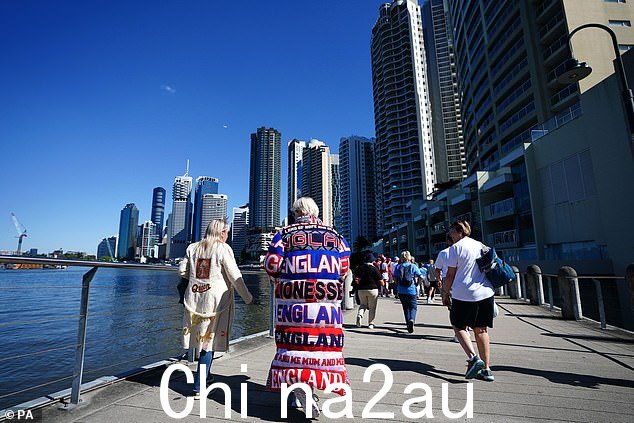 英格兰球迷走过布里斯班ane 在今天比赛前前往体育场的路上
