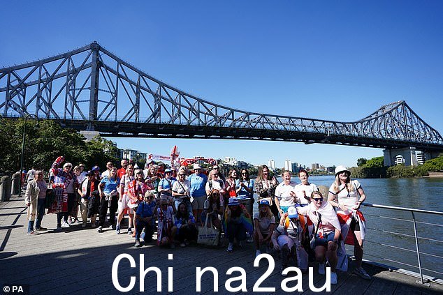 英格兰球迷团体在布里斯托里桥前摆姿势拍照sbane Today