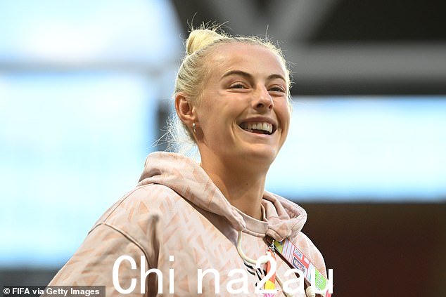 英格兰克洛伊·凯利 (Chloe Kelly) 微笑着看着母狮队在今天的比赛前熟悉体育场