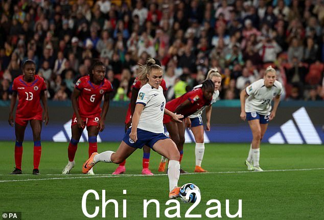 乔治亚·斯坦威在第二次点球为英格兰队打入世界杯首球