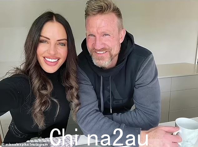 Alex 和 Nathan Buckley(右)成为头条新闻他们于 2021 年开始约会后,大约一年后分道扬镳