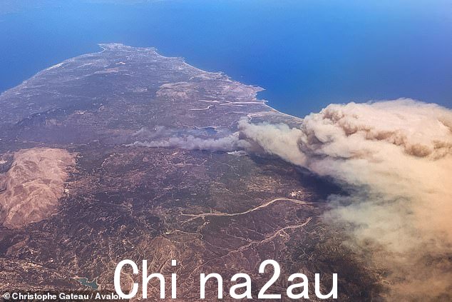 野火局限于该岛的山区中心,但在大风、高温和干燥条件的帮助下,于周六向罗德岛海岸线蔓延