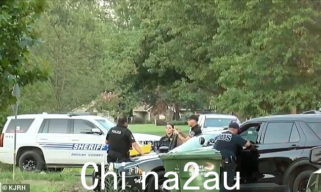 当局证实,当发现麦卡斯林手持武器困在家中时,这名孤独的警官前往调查并呼叫支援