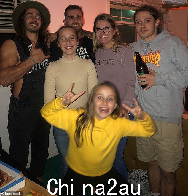 扎克的一生被分为三个阶段,以表明“他是比他最后的日子要多得多。他在家庭庆祝活动中的照片