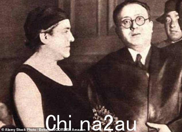 在审判中,奥罗拉试图为谋杀辩护,说道:“雕塑家在发现其作品中最小的缺陷后,将其毁掉了。” class=
