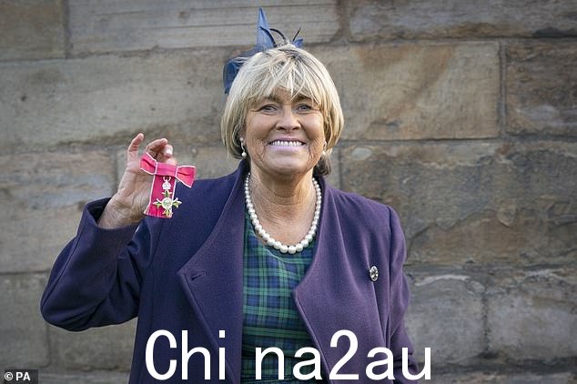Rose 在爱丁堡荷里路德宫举行的授勋仪式上获得 MBE 后,202 2
