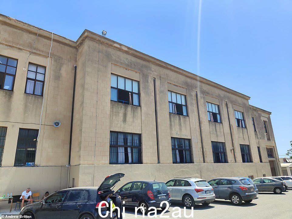 昨天飞往罗德岛的英国人在酒店疏散后被挤进疏散中心