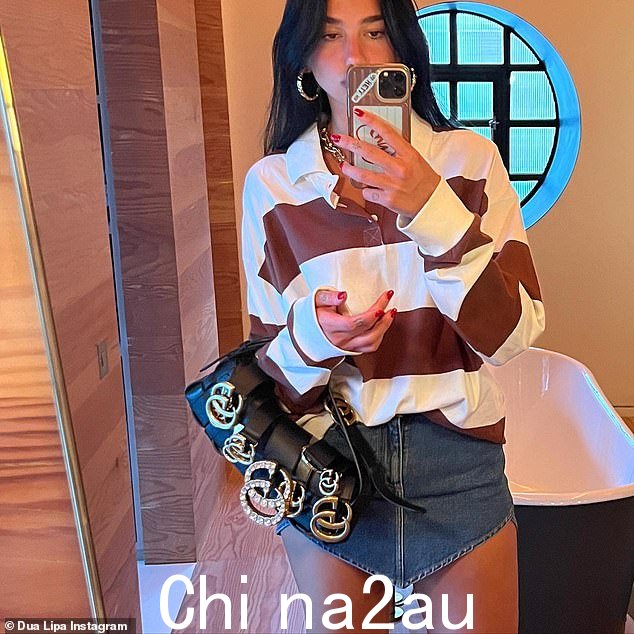 自拍时间:Lipa 继续她的自拍潮流,穿着棕色和白色条纹毛衣搭配牛仔迷你裙,炫耀她迷人的身材