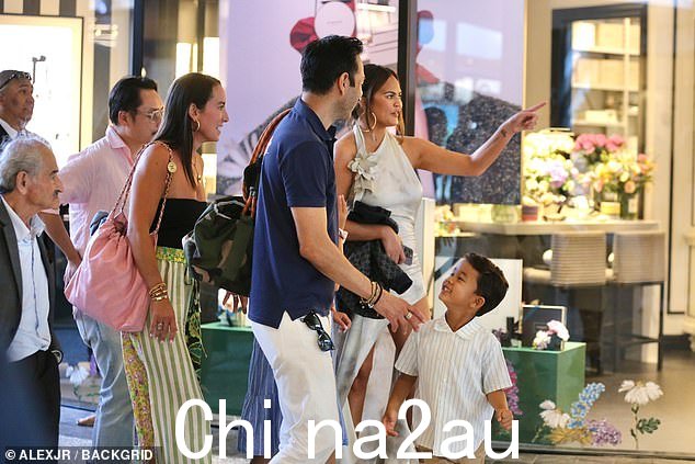 最大的支持者!除了 Chrissy 之外,他们夫妇的儿子 Miles 也被发现在周六的活动中支持他的父亲