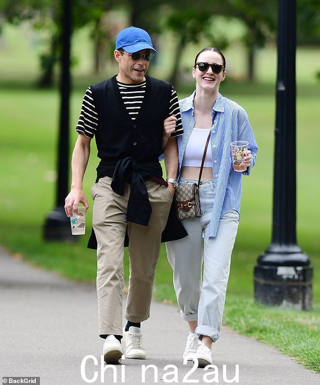 外出:奥斯卡获奖演员拉米·马利克 (Rami Malek) 享受本月与美国女演员 Rachel Brosnahan 在北伦敦 Primrose Hill 度过一个阳光明媚的下午