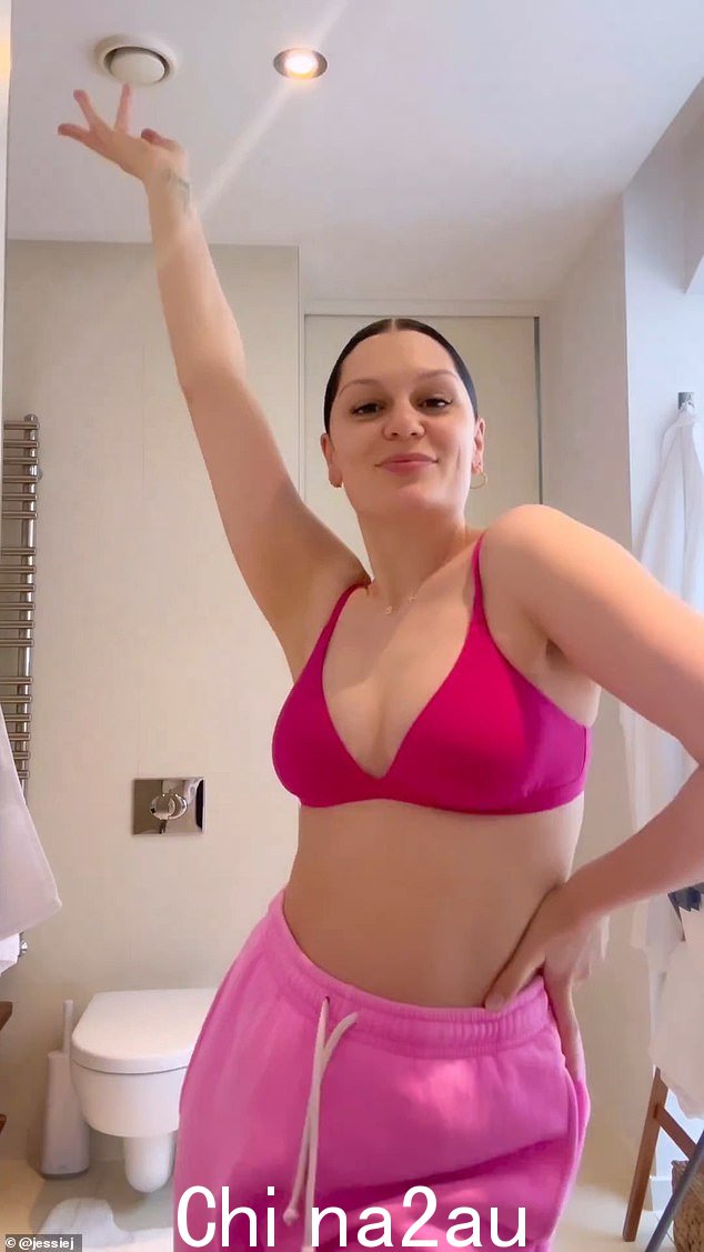 华丽:Jessie J 周日在一段甜蜜视频中嬉戏,庆祝她产后 10 周的身材