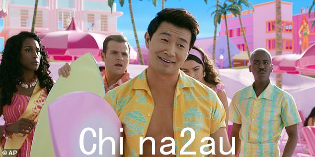 Simu Liu,如图,扮演肯斯之一,根据 David 的说法,更多地了解俯卧撑和特定的仰卧起坐