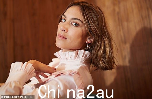 Alexa Chung(如图)在 2 小时内为 M&S 在 Roundhouse 拍摄了她的造型书016