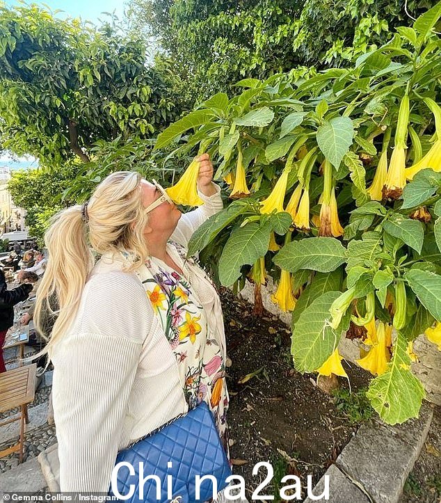 健康:在一条积极的身体信息中,Gemma(度假时拍摄)滔滔不绝地表示她对自己的身体感到满意,并讲述了如何做到这一点她每天专注于锻炼身体并在花园里就餐