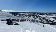 滑雪者的手机背景列出了八个奇怪的目标，其中包括“名册上有 3 个女孩”，这在社交媒体上疯传