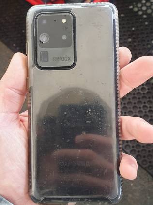该手机似乎是 Android 手机,被另一位访客发现。图片:Facebook