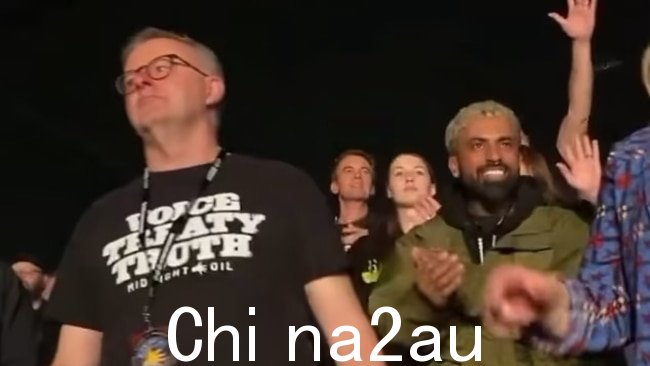 去年 10 月,总理安东尼·艾博尼斯 (Anthony Albanese) 被发现穿着印有“声音、真相、条约”字样的 T 恤。图片:《每日邮报》。