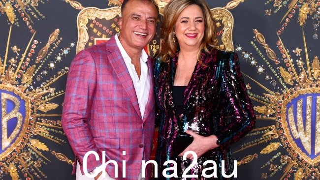 Palaszczuk 女士和她的男友 Reza Adib 博士在《ELVIS》在黄金海岸的 Event Cinemas 举行澳大利亚首映式。图片来源:Chris Hyde/Getty Images