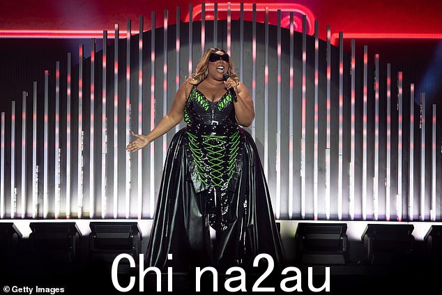 Lizzo 跳舞时穿着令人瞠目结舌的绿色蕾丝黑色 PVC 连身裤,看起来简直就是超级巨星在舞台上掀起一场风暴