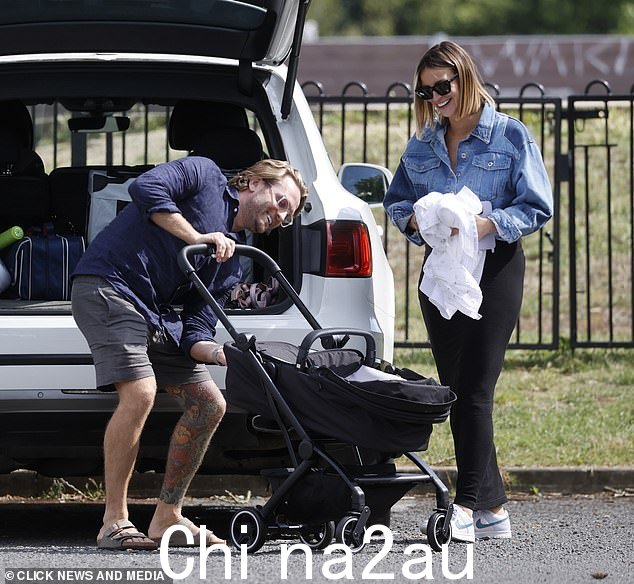时尚:Ferne 将眼睛藏在超大太阳镜后面,同时在将 Finty 抱出车放入婴儿车时给了她一个甜蜜的吻