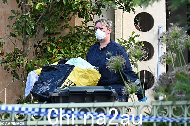 Matthew Warr周五,Matthew Warrington 被发现捆绑在墨尔本东部 Glen Waverley 火车线附近的 Railway Parade 上(如图,警方搜查 Binalong Avenue 上的房产)