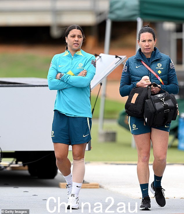 Matildas 队长 Sam Kerr 在布里斯训练时与澳大利亚医务人员同行周一的祸根