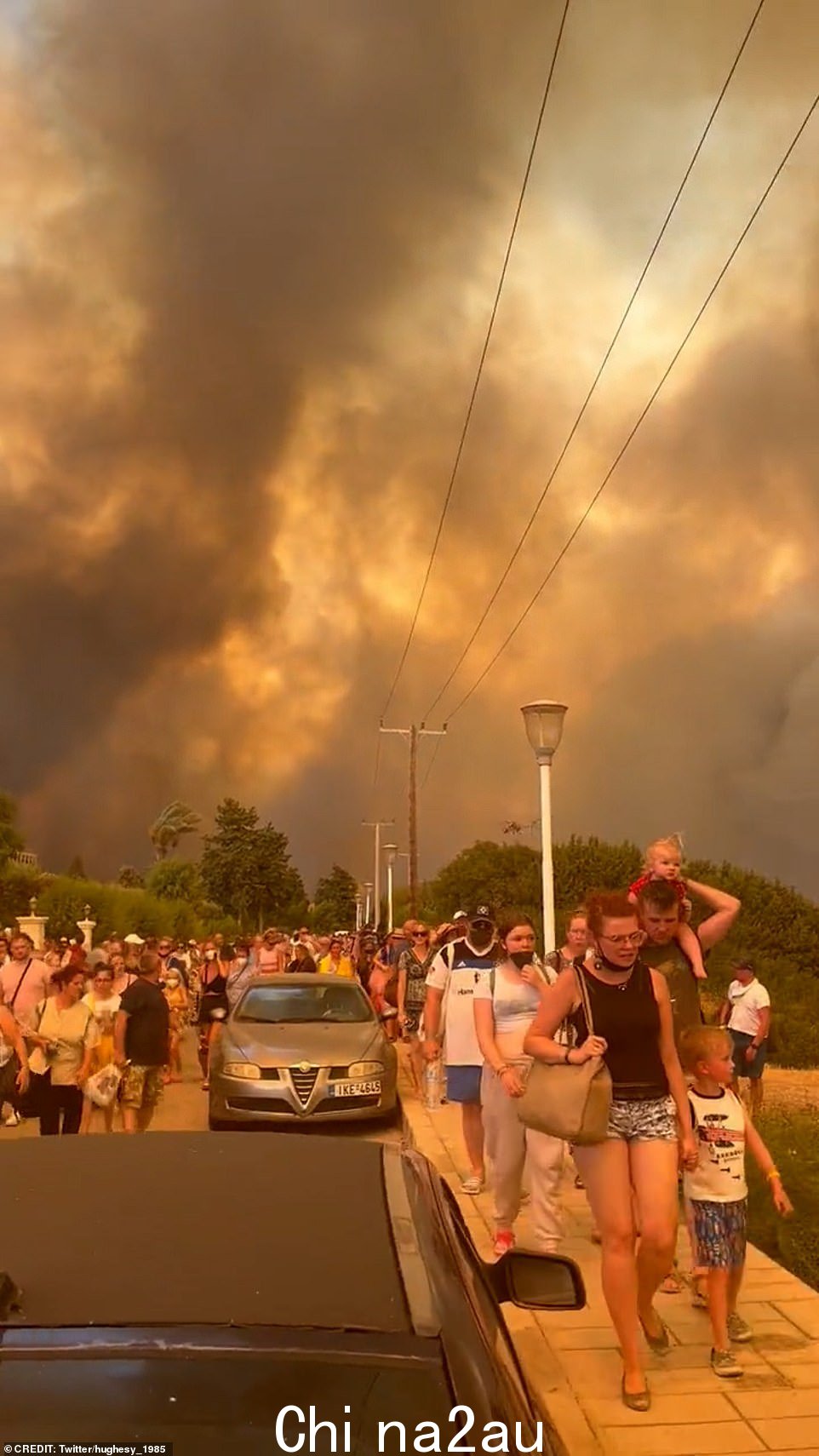 Twitter 用户 John Hu ghes 拍摄了岛上山火肆虐时混乱场面的视频