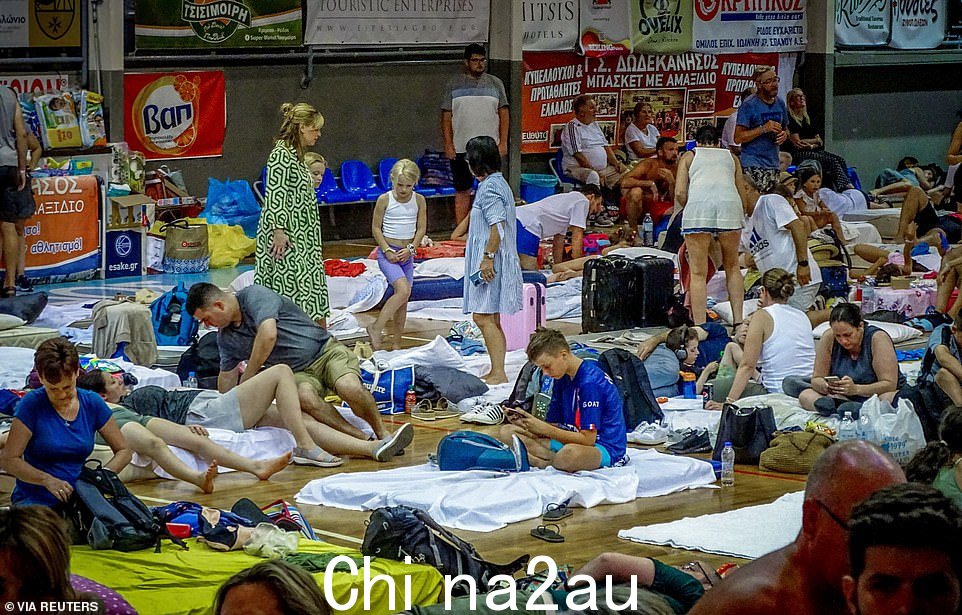 希腊当局进行最大规模的疏散,有小孩的家庭试图找到睡觉的地方
