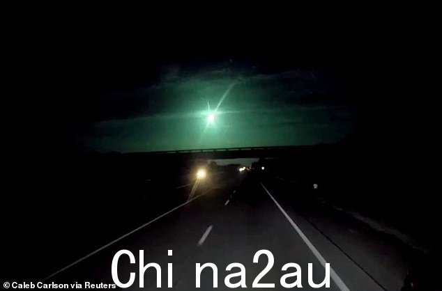 大多数目击者报告看到令人难以置信的明亮的绿色、蓝色、黄色和橙色闪光