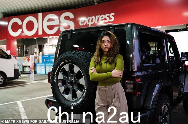 该男子跟踪她穿过 Coles Express 商店的小过道,然后当她试图离开时,将“半个身体”扔进了她车的乘客侧