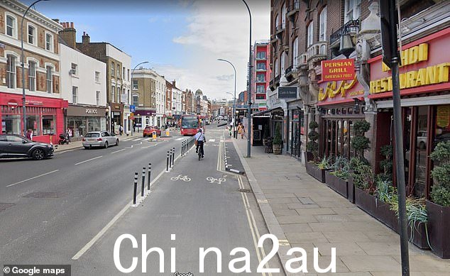 伦敦交通局 (TfL) 工程师审查了伦敦西部哈默史密斯国王街的路线,其中两条车道之一车辆专用车道改为骑自行车者专用