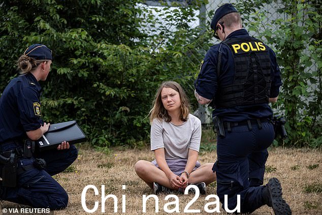 警方在将气候活动人士从组织中转移时与格蕾塔·桑伯格交谈6 月 19 日,瑞典马尔默,Ta Tillbaka Framtiden