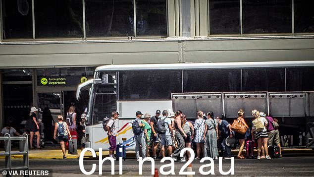 游客在被送往机场之前看到