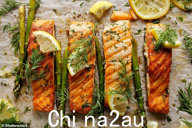 科学家表示,多脂鱼中较高含量的 omega-3 有助于降低人们随着年龄增长而出现听力困难的几率