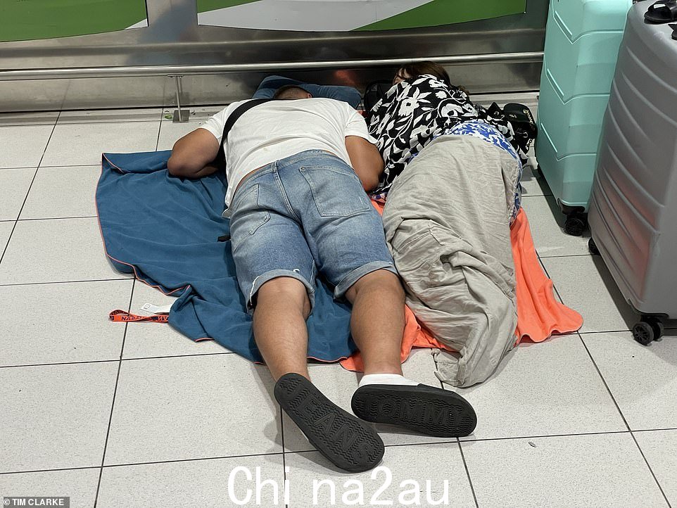 一对夫妇睡在罗德岛机场地板上,救援航班飞往希腊岛屿